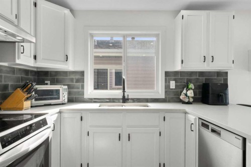 107 Cedargrove Way Sw, Calgary, AB - Indoor Photo Showing Kitchen