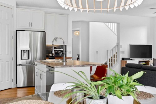 4703 Elgin Avenue, Calgary, AB - Indoor Photo Showing Kitchen With Double Sink