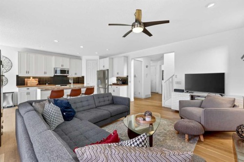 4703 Elgin Avenue, Calgary, AB - Indoor Photo Showing Living Room