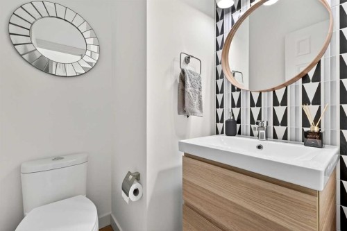 4703 Elgin Avenue, Calgary, AB - Indoor Photo Showing Bathroom