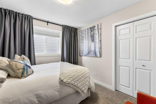4703 Elgin Avenue, Calgary, AB - Indoor Photo Showing Bedroom
