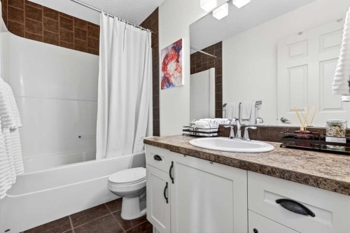 4703 Elgin Avenue, Calgary, AB - Indoor Photo Showing Bathroom