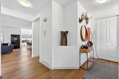 4703 Elgin Avenue, Calgary, AB - Indoor Photo Showing Other Room