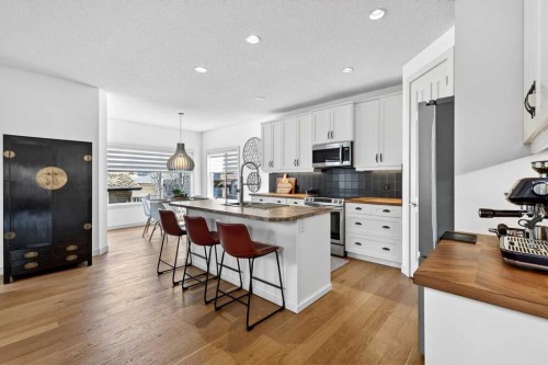 4703 Elgin Avenue, Calgary, AB - Indoor Photo Showing Kitchen With Upgraded Kitchen