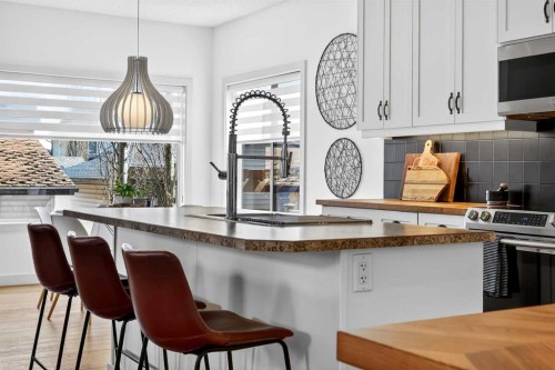 4703 Elgin Avenue, Calgary, AB - Indoor Photo Showing Kitchen With Upgraded Kitchen