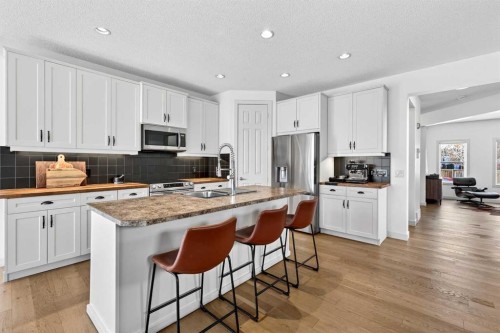4703 Elgin Avenue, Calgary, AB - Indoor Photo Showing Kitchen With Upgraded Kitchen