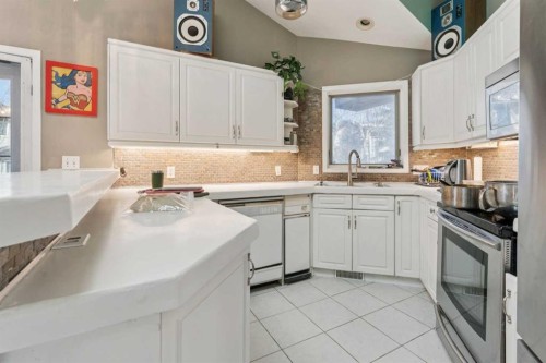 8373 Edgevalley Drive Nw, Calgary, AB - Indoor Photo Showing Kitchen