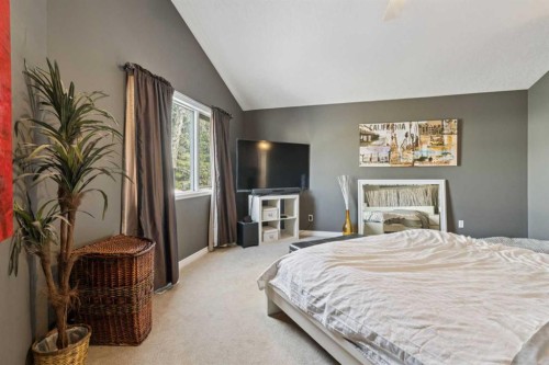 8373 Edgevalley Drive Nw, Calgary, AB - Indoor Photo Showing Bedroom