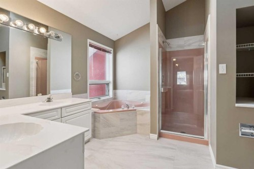 8373 Edgevalley Drive Nw, Calgary, AB - Indoor Photo Showing Bathroom