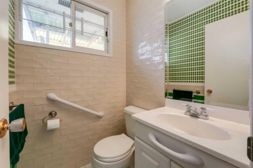 43 Mapleburn Drive Se, Calgary, AB - Indoor Photo Showing Bathroom
