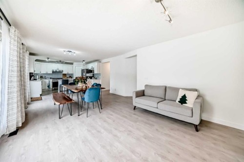 202 Hamptons Gardens Nw, Calgary, AB - Indoor Photo Showing Other Room