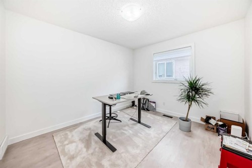 202 Hamptons Gardens Nw, Calgary, AB - Indoor Photo Showing Living Room
