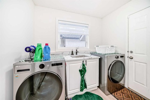 202 Hamptons Gardens Nw, Calgary, AB - Indoor Photo Showing Other Room