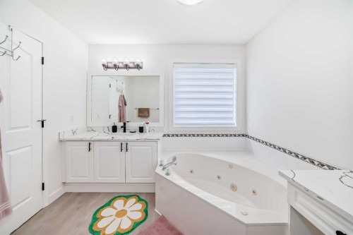 202 Hamptons Gardens Nw, Calgary, AB - Indoor Photo Showing Bedroom