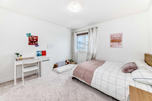 202 Hamptons Gardens Nw, Calgary, AB - Indoor Photo Showing Bedroom