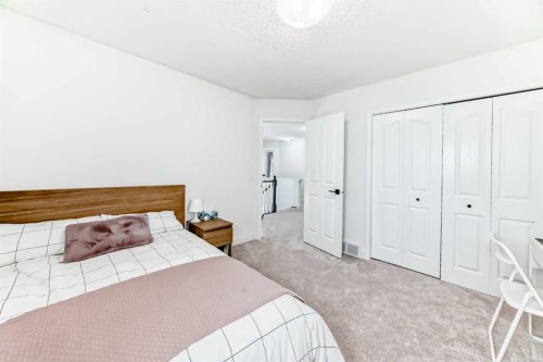 202 Hamptons Gardens Nw, Calgary, AB - Indoor Photo Showing Bedroom