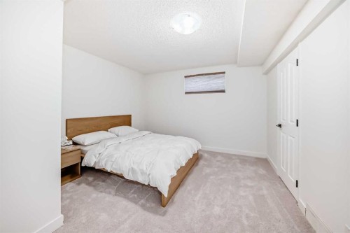 202 Hamptons Gardens Nw, Calgary, AB - Indoor Photo Showing Bedroom