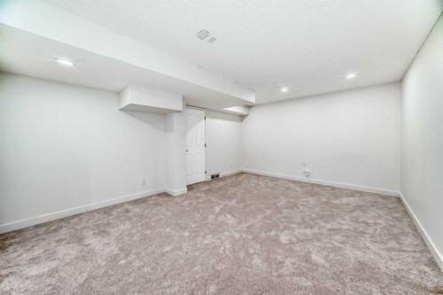 202 Hamptons Gardens Nw, Calgary, AB - Indoor Photo Showing Bathroom