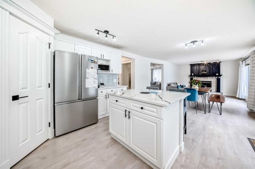 202 Hamptons Gardens Nw, Calgary, AB - Indoor Photo Showing Kitchen With Upgraded Kitchen