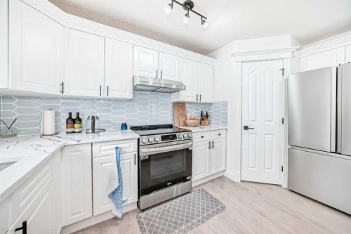202 Hamptons Gardens Nw, Calgary, AB - Indoor Photo Showing Kitchen