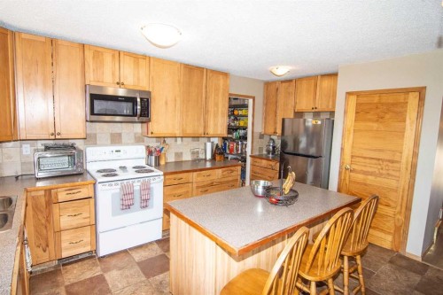 640 Mcculloch Crescent, Irricana, AB - Indoor Photo Showing Kitchen With Double Sink