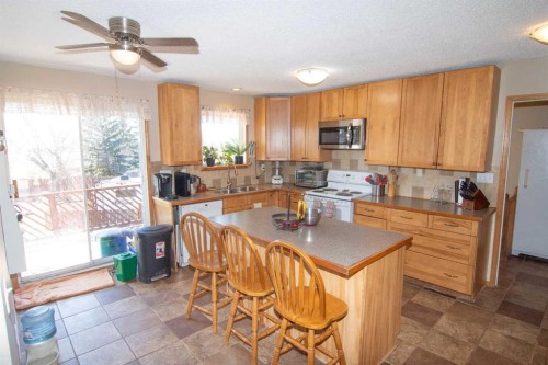640 Mcculloch Crescent, Irricana, AB - Indoor Photo Showing Kitchen With Double Sink