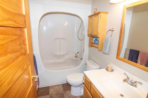 640 Mcculloch Crescent, Irricana, AB - Indoor Photo Showing Bathroom