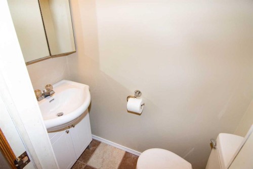 640 Mcculloch Crescent, Irricana, AB - Indoor Photo Showing Bathroom