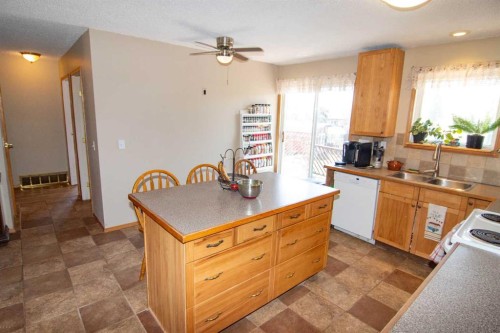 640 Mcculloch Crescent, Irricana, AB - Indoor Photo Showing Kitchen With Double Sink
