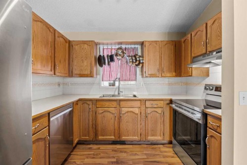 316 Coventry Close Ne, Calgary, AB - Indoor Photo Showing Kitchen