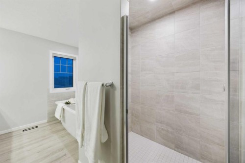 567 Osborne Drive Sw, Airdrie, AB - Indoor Photo Showing Bathroom