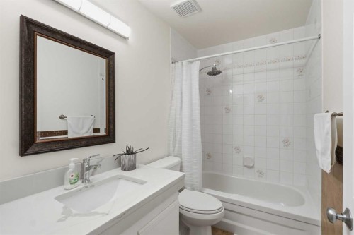 310 Hawkstone Manor Nw, Calgary, AB - Indoor Photo Showing Bathroom