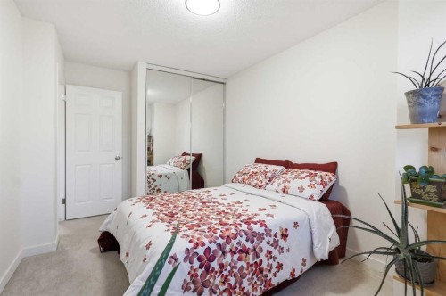 310 Hawkstone Manor Nw, Calgary, AB - Indoor Photo Showing Bedroom