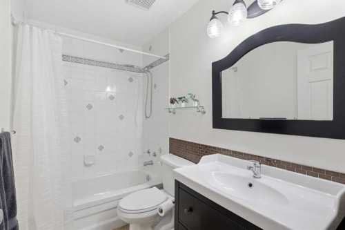 310 Hawkstone Manor Nw, Calgary, AB - Indoor Photo Showing Bathroom