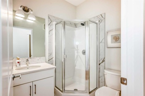 332 Magnolia Crescent Se, Calgary, AB - Indoor Photo Showing Bathroom