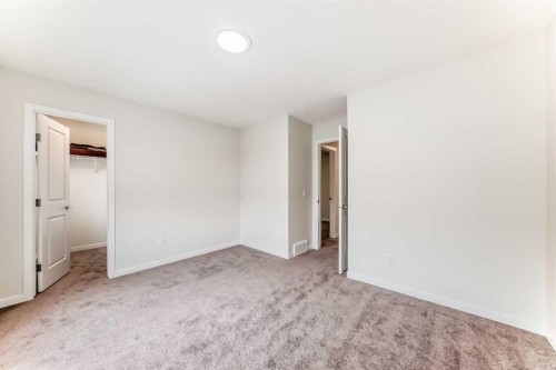 332 Magnolia Crescent Se, Calgary, AB - Indoor Photo Showing Other Room