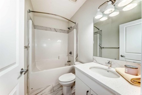 332 Magnolia Crescent Se, Calgary, AB - Indoor Photo Showing Bathroom