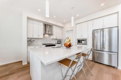 332 Magnolia Crescent Se, Calgary, AB - Indoor Photo Showing Kitchen With Upgraded Kitchen