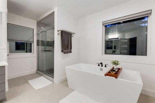 9915 Patton Road Sw, Calgary, AB - Indoor Photo Showing Bathroom