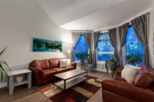 9915 Patton Road Sw, Calgary, AB - Indoor Photo Showing Living Room
