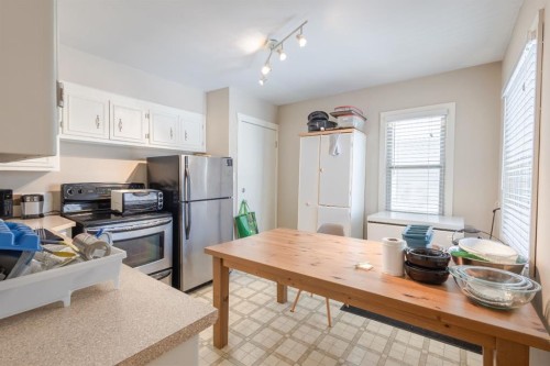 719 27 Avenue Nw, Calgary, AB - Indoor Photo Showing Kitchen