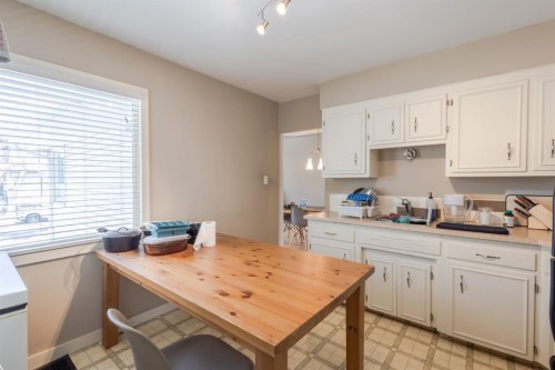 719 27 Avenue Nw, Calgary, AB - Indoor Photo Showing Kitchen