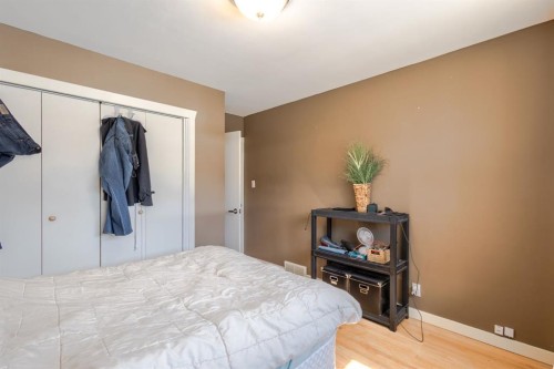 719 27 Avenue Nw, Calgary, AB - Indoor Photo Showing Bedroom