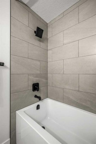 235 Lake Rosen Crescent Se, Calgary, AB - Indoor Photo Showing Bathroom