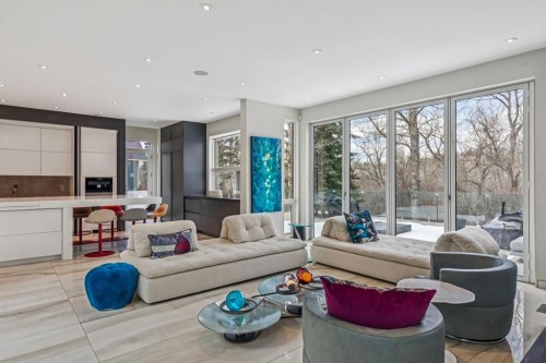 710 Rideau Road Sw, Calgary, AB - Indoor Photo Showing Living Room