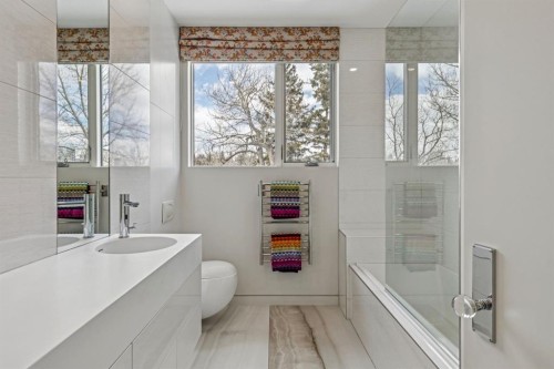 710 Rideau Road Sw, Calgary, AB - Indoor Photo Showing Bathroom