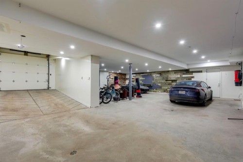 710 Rideau Road Sw, Calgary, AB - Indoor Photo Showing Garage