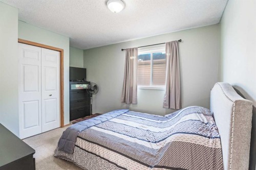 68 Bridleridge Gardens Sw, Calgary, AB - Indoor Photo Showing Bedroom