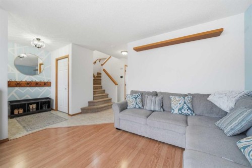68 Bridleridge Gardens Sw, Calgary, AB - Indoor Photo Showing Living Room