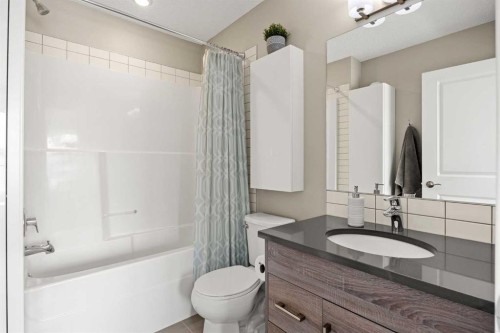 496 Nolan Hill Boulevard Nw, Calgary, AB - Indoor Photo Showing Bathroom